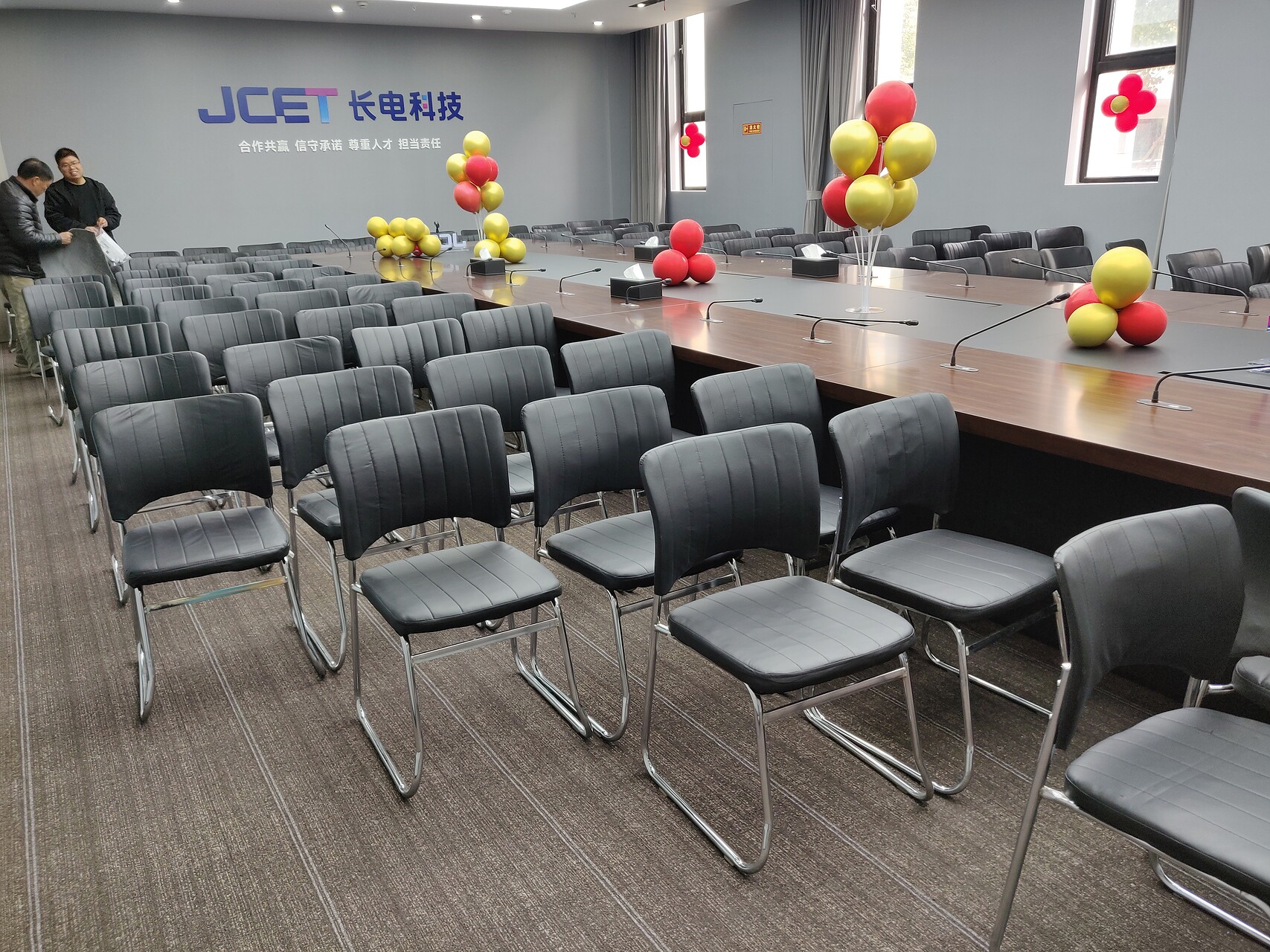 大型会议室U型桌配黑色皮质会议椅-大型会议桌椅租赁