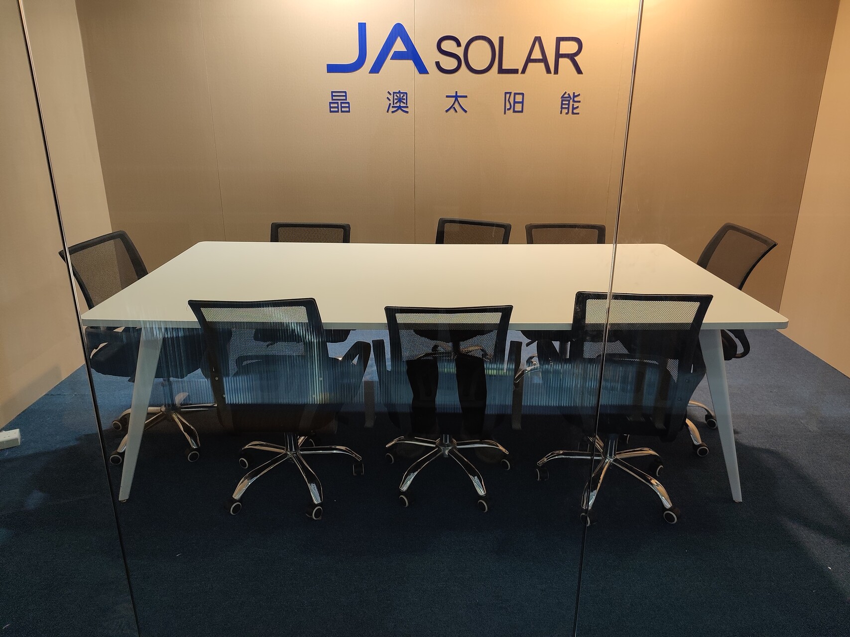 现代化会议室-白色长桌配黑色网布转椅-办公家具租赁